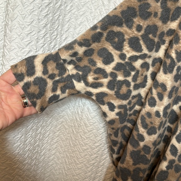 fuzzy cozy animal print boxy tunic top CHERISH large - Picture 4 of 5